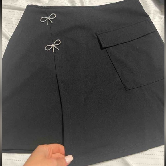 Black Bow Rhinestone Asymmetrical Skirt with Faux Pocket - Picture 8 of 8